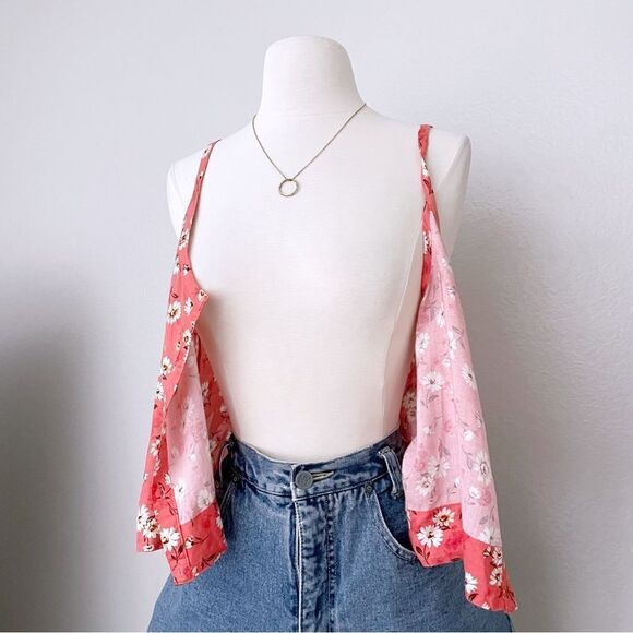 Floral Button Front Crop Top - Picture 3 of 5